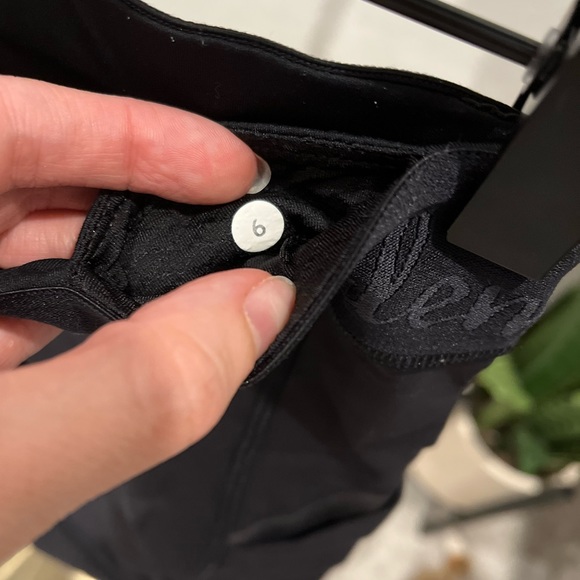 Lululemon Bike Shorts | Black | Size 6 | Pockets | Reflective | GREAT Condition - Picture 4 of 7